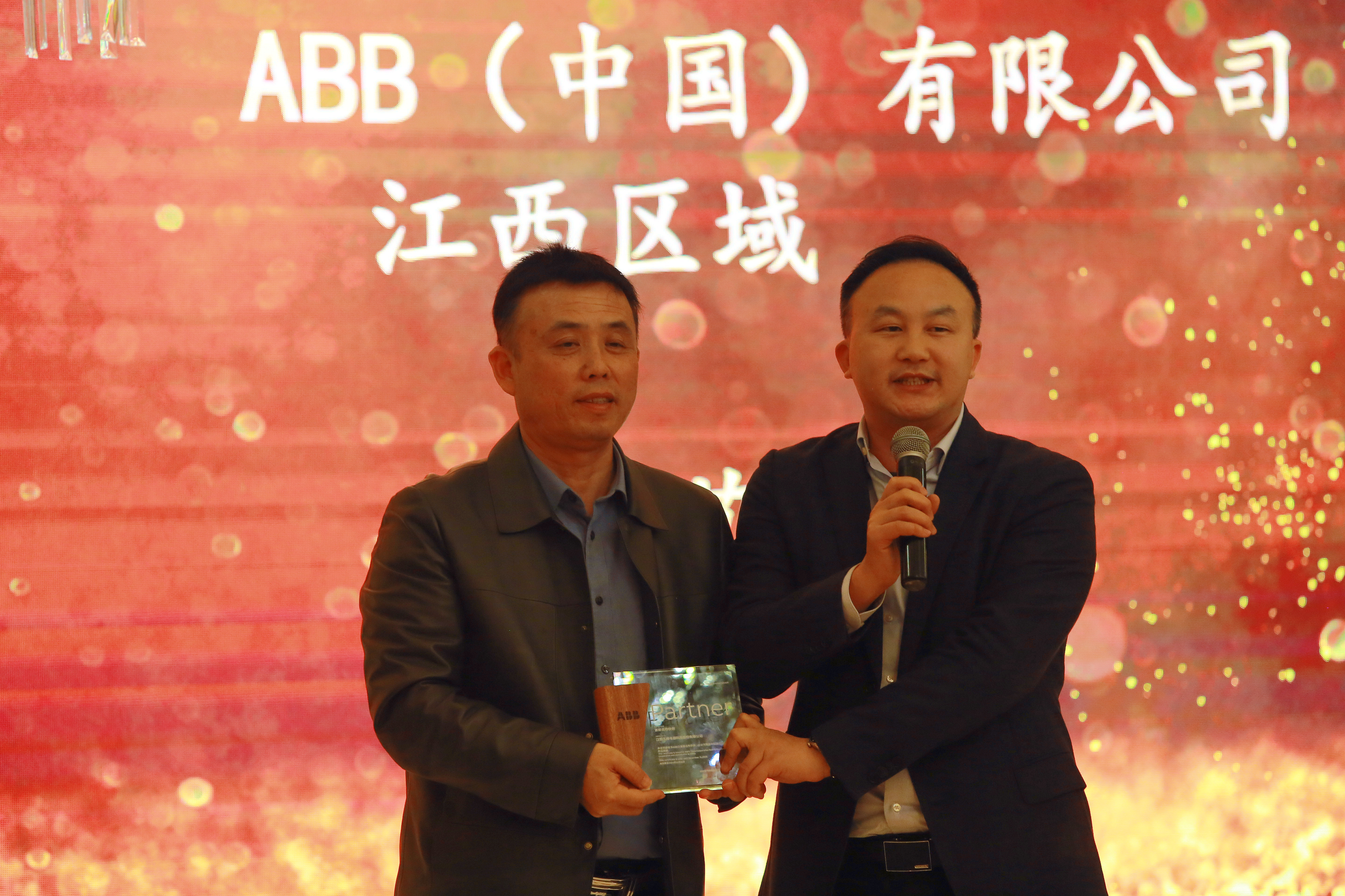 ABB江西区艾总为8868颁发战略合作伙伴奖牌 ABB江西区艾总为8868颁发战略合作伙伴奖牌
